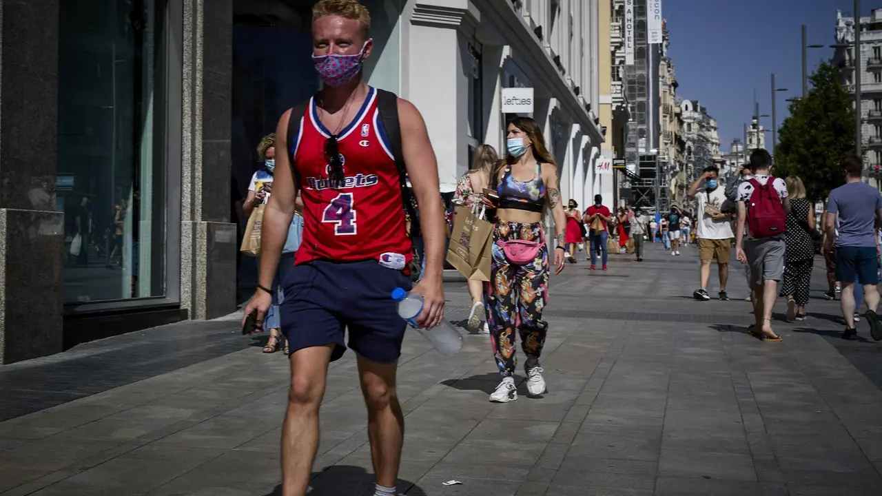 Un hombre camina por la Gran V&iacute;a de Madrid en un d&iacute;a de calor