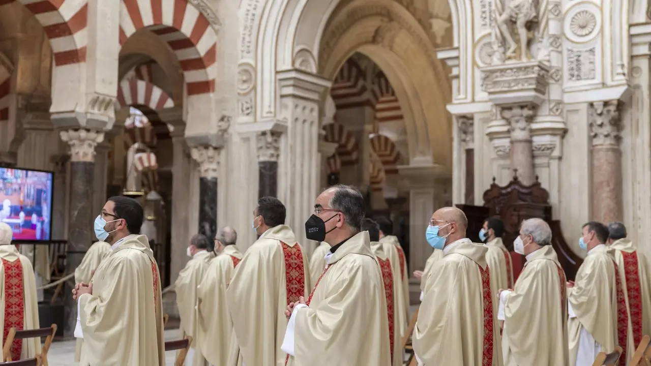 Archivo - Presb&iacute;teros asistentes a la Misa Crismal del pasado Martes Santo en la Catedral de C&oacute;rdoba.