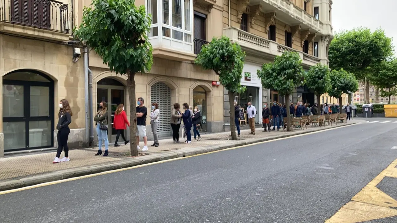 Personas esperan para hacerse pruebas PCR en San Sebasti&aacute;n por su posible brote