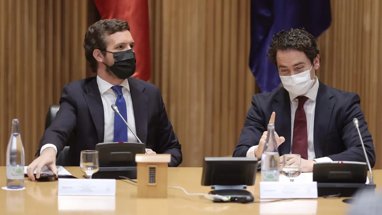 El presidente de PP, Pablo Casado, y el secretario general del partido, Teodoro Garc&iacute;a Egea, durante la reuni&oacute;n del Grupo Popular. En la Sala Ernest Lluch del Congreso de los Diputados, a 21 de junio de 2021.