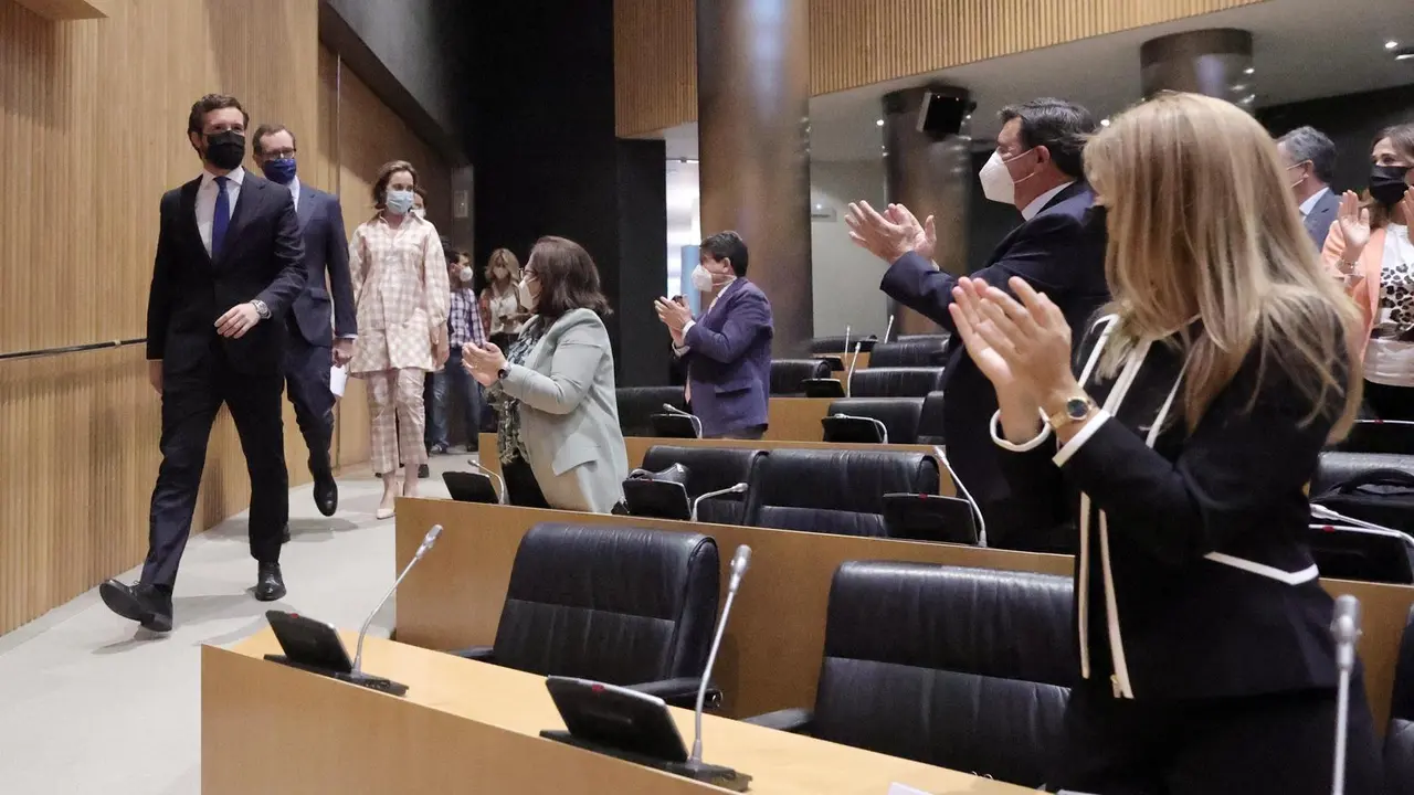 El presidente de PP, Pablo Casado, seguido de los portavoces del partido en el Senado y Congreso, Javier Maroto y Cuca Gamarra. 