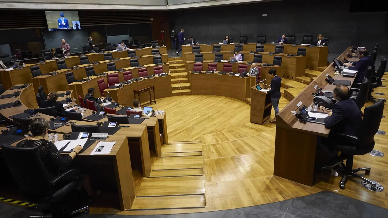 Archivo - Hemiciclo del Parlamento de Navarra durante una sesi&oacute;n plenaria, en Pamplona, Navarra (Espa&ntilde;a) a 4 de junio de 2020.