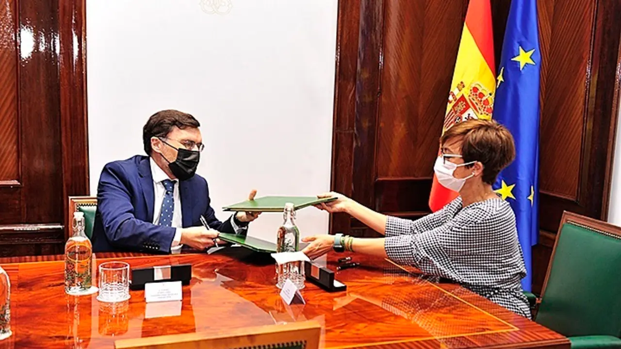 Archivo - La directora general de la Guardia Civil, Mar&iacute;a G&aacute;mez, y el vicepresidente primero ejecutivo de Fundaci&oacute;n ONCE, Alberto Dur&aacute;n, firman un protocolo para mejorar la plena inclusi&oacute;n de las personas con discapacidad.