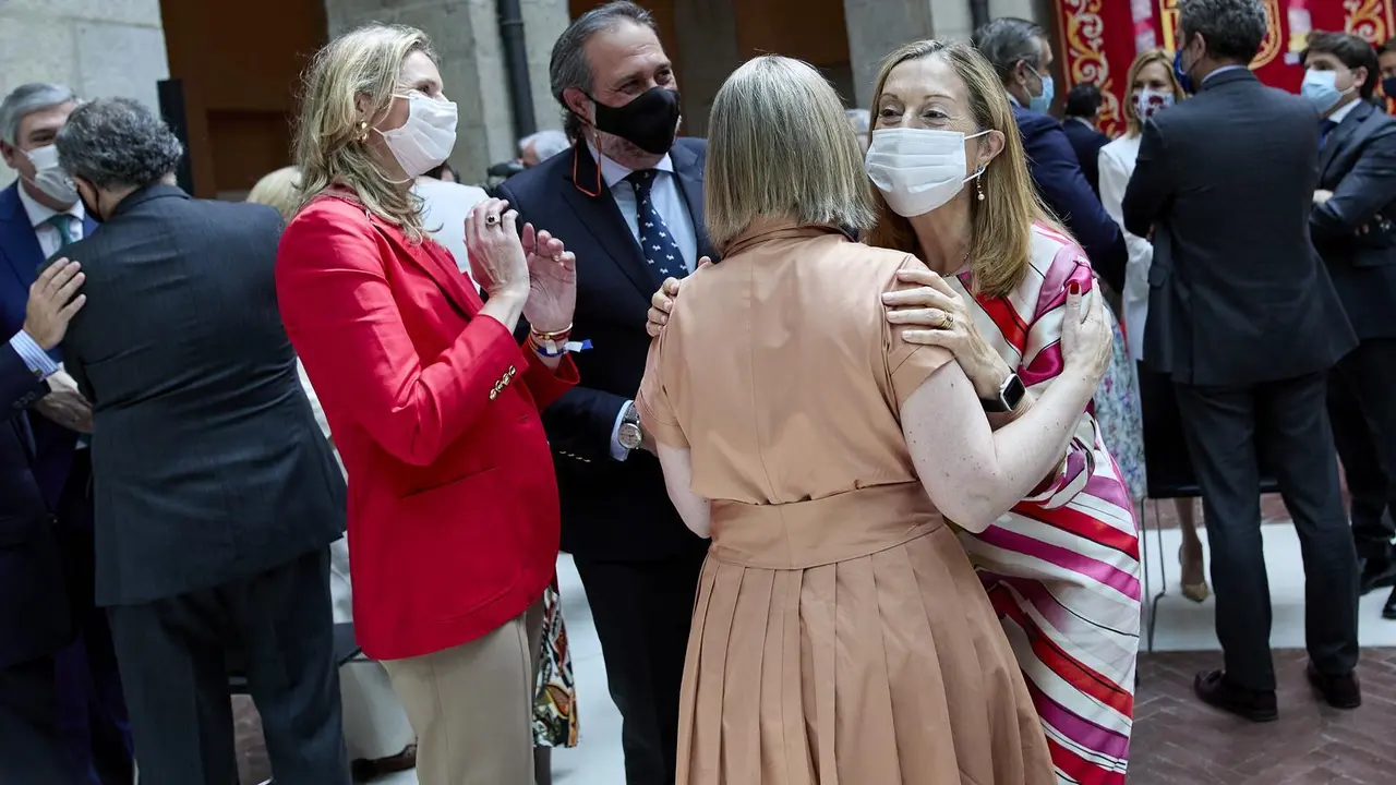 La consejera de Medio Ambiente, Vivienda y Agricultura, Paloma Mart&iacute;n (i) y la vicepresidenta segunda del Congreso de los Diputados, Ana Pastor (4i), en el acto de toma de posesi&oacute;n de la presidenta de la Comunidad de Madrid, 
