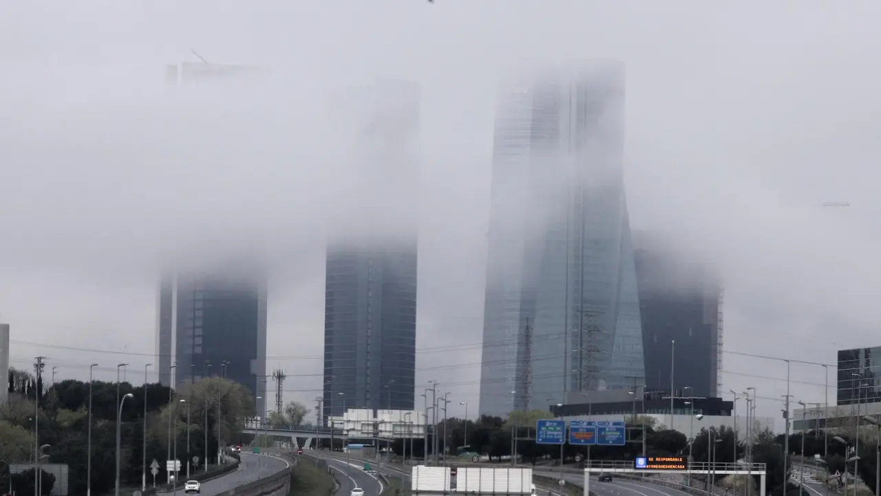 Archivo - Las cuatro torres de Madrid, vistas con niebla