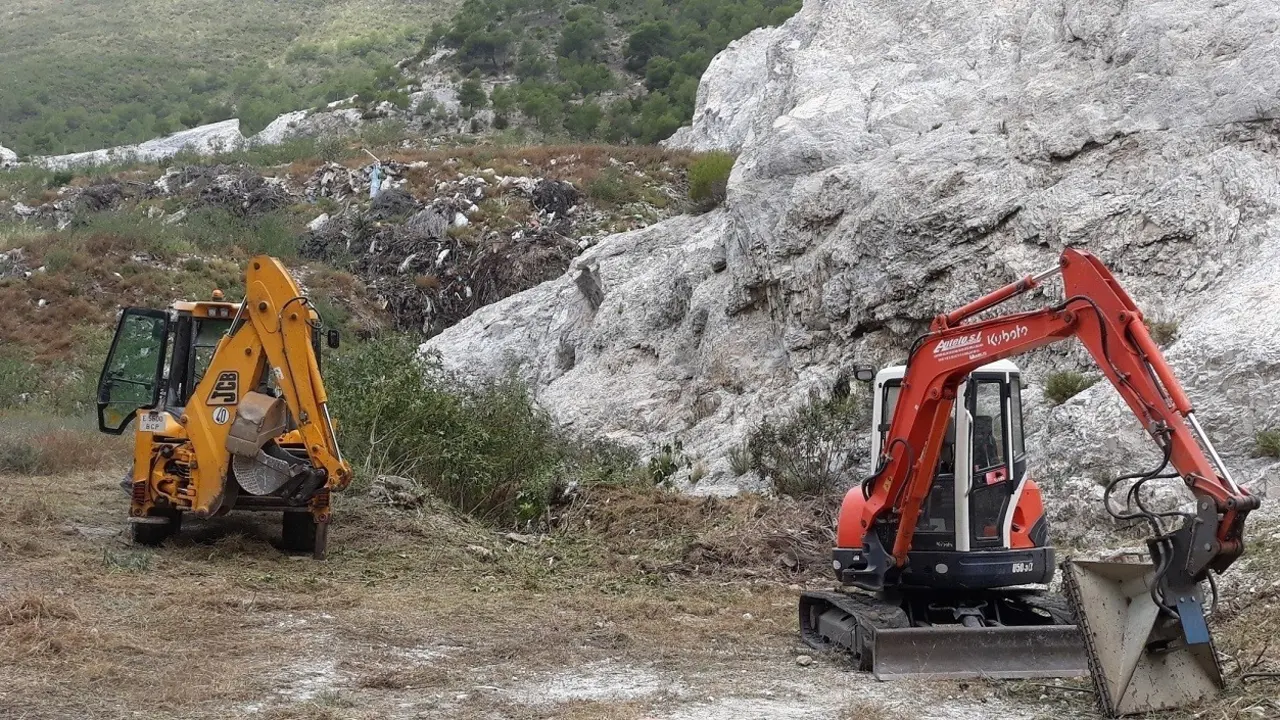 Archivo - La Junta inicia los trabajos para el sellado del vertedero de Nerja