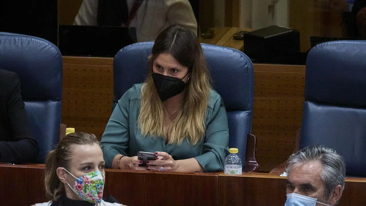 La diputada y portavoz adjunta de Unidas Podemos en la Asamblea de Madrid, Alejandra Jacinto, en la segunda sesi&oacute;n del pleno de investidura de la presidenta en funciones de la Comunidad y candidata a la reelecci&oacute;n, Isabel D&iacute;az Ayuso, a 18 de junio de 2021
