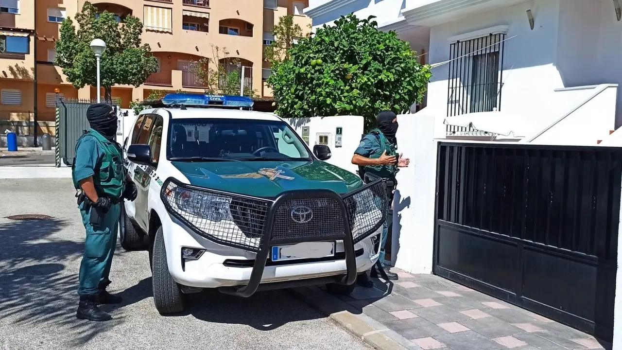 Uno de los registros en operaci&oacute;n contra el narcotr&aacute;fico