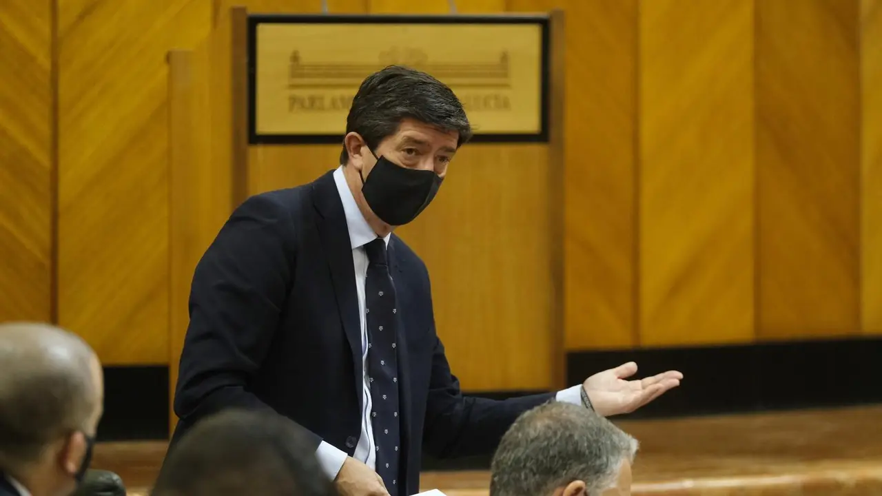 El vicepresidente de la Junta, Juan Mar&iacute;n, responde a una pregunta oral en el Pleno del Parlamento andaluz