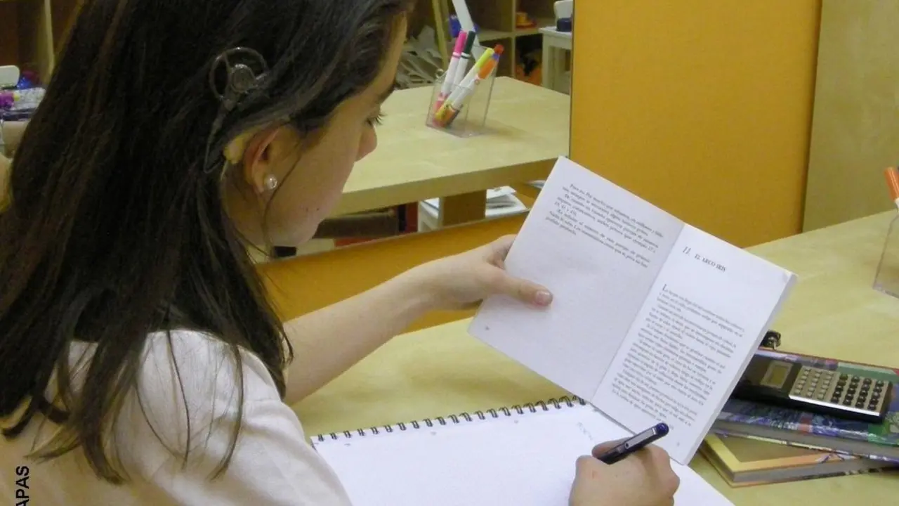 Archivo - Alumna con sordera