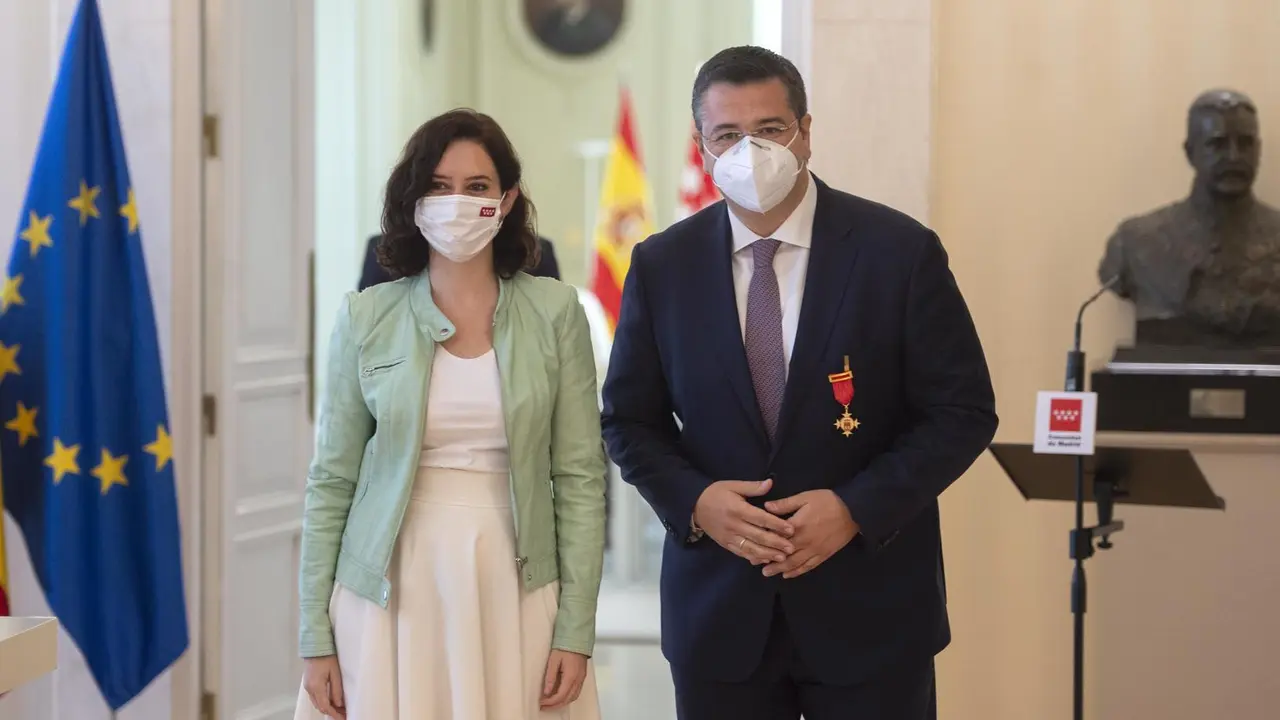 La presidenta de la Comunidad de Madrid, Isabel D&iacute;az Ayuso, posa con el presidente del Comit&eacute; Europeo de las Regiones, Apostolos Tzitzikostas, tras imponerle la Medalla Internacional de la Comunidad de Madrid en un acto en la Real Casa de Correos de Madri