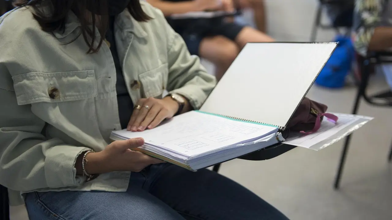 Una estudiante lee sus apuntes en la Facultad de Ciencias del Campus Montilivi de la Universidad de Girona para comenzar los ex&aacute;menes de selectividad 2021, a 8 de junio de 2021, en Girona, Catalunya (Espa&ntilde;a). Un total de 39.775 estudiantes de Catalunya in