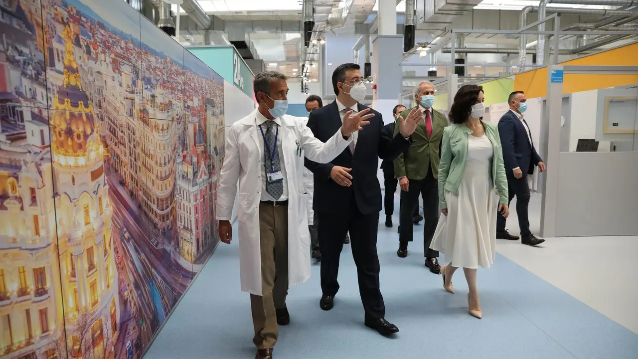 El presidente del Comit&eacute; Europeo de las Regiones, Apostolos Tzitzikostas; y la presidenta de la Comunidad de Madrid, Isabel D&iacute;az Ayuso (3i), durante su visita al Hospital Enfermera Isabel Zendal de Madrid