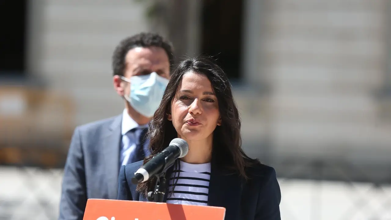 La presidenta de Ciudadanos, In&eacute;s Arrimadas, junto al vicesecretario general del partido y portavoz adjunto en el Congreso, Edmundo Bal.