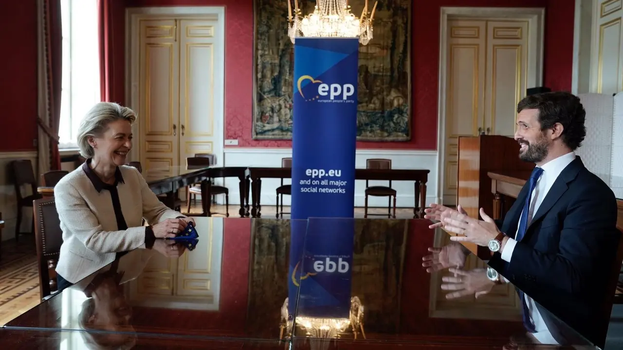 El presidente del PP, Pablo Casado, se re&uacute;ne con la presidenta de la Comisi&oacute;n Europea, Urusula von der Leyen, en el marco de la reuni&oacute;n del PPE previa al Consejo Europeo. En Bruselas, a 24 de junio de 2021.