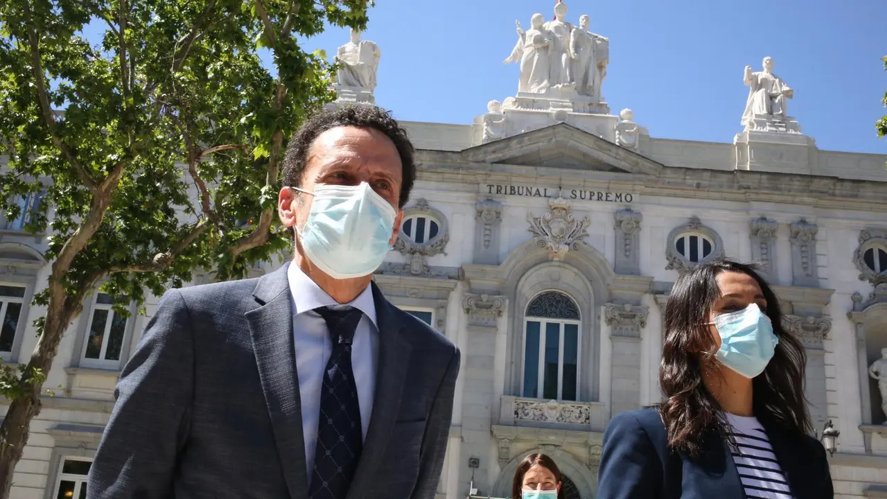 El portavoz de Cs Edmundo Bal (1i), y la presidenta de Ciudadanos, In&eacute;s Arrimadas (1d), en las inmediaciones del Tribunal Supremo. 