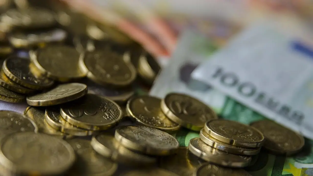 Archivo - Monedas y billetes