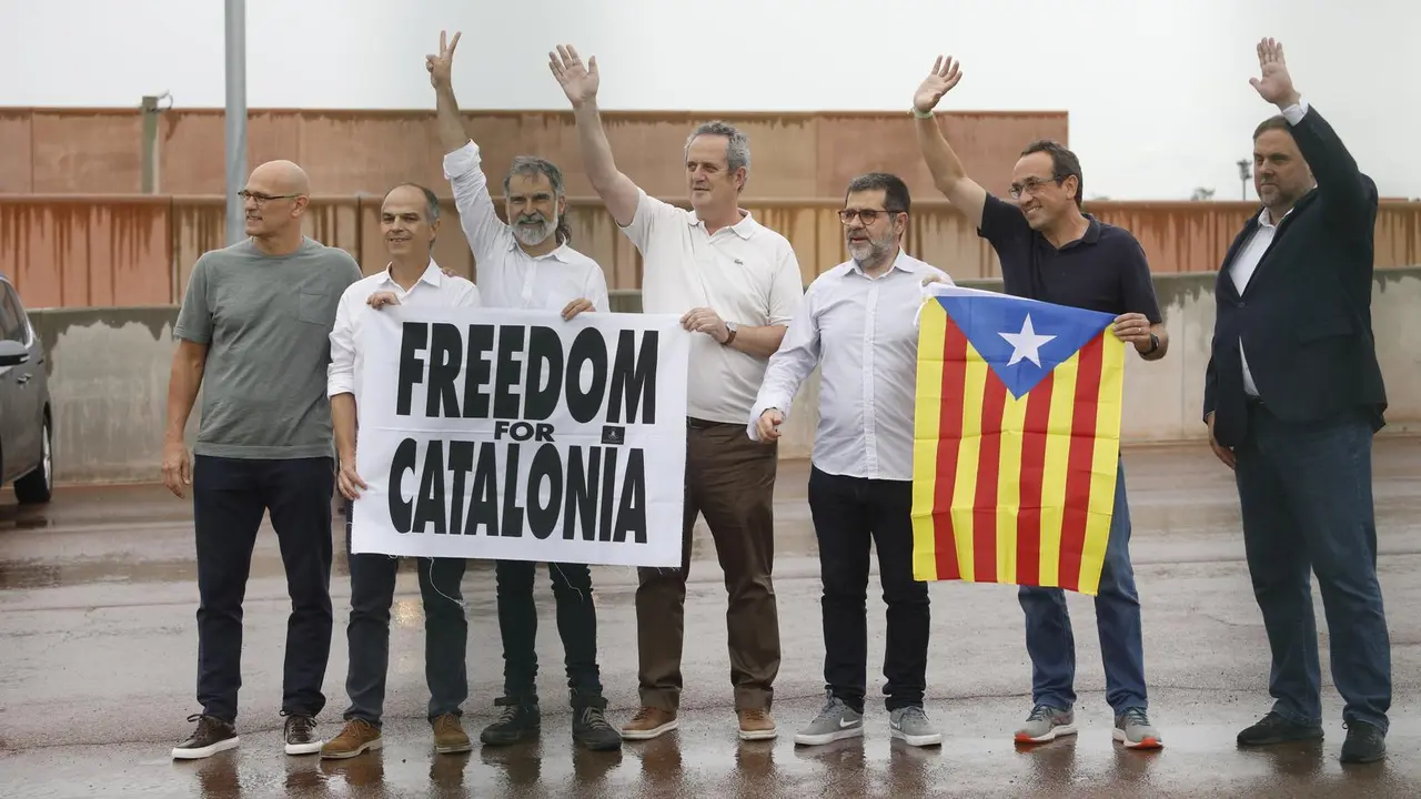 (I-D) El exconseller de Asuntos Exteriores, Relaciones Institucionales y Transparencia de la Generalitat Ra&uuml;l Romeva (ERC), el exconseller de la Presidencia y ex portavoz de la Generalitat Jordi Turull (JxCat), el presidente de &Ograve;mnium Cultural, Jordi Cuix