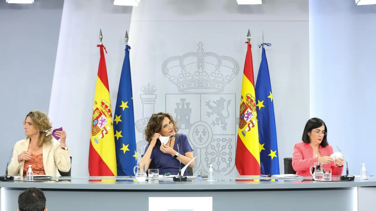 (I-D) La vicepresidenta cuarta del Gobierno y ministra de Transici&oacute;n Ecol&oacute;gica y Reto Demogr&aacute;fico, Teresa Ribera; la ministra portavoz y de Hacienda, Mar&iacute;a Jes&uacute;s Montero y la ministra de Sanidad, Carolina Darias, comparecen en rueda de prensa posterior al
