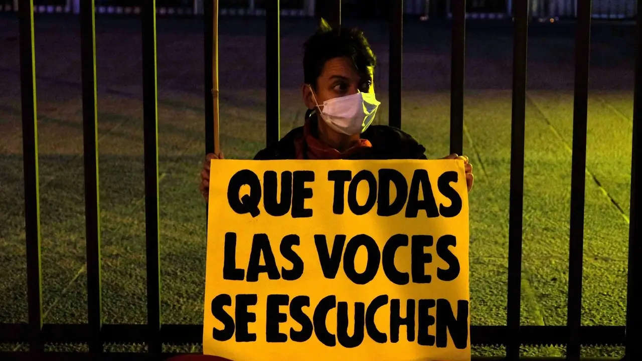 Activistas de XR se encadenan al Ministerio de Derechos Sociales y Agenda 2030 para reclamar una mejora en la configuraci&oacute;n de la Asamblea Ciudadana por el Clima