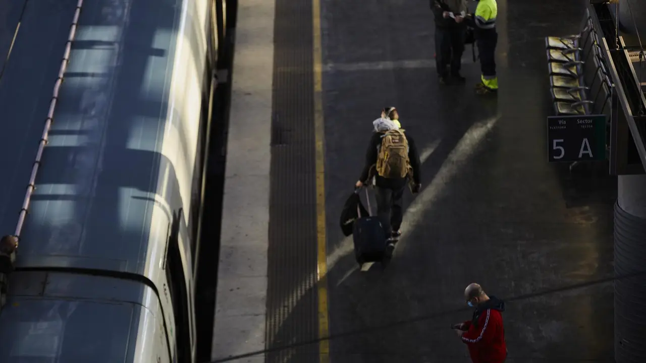 Archivo - Pasajeros en un and&eacute;n de uno de los trenes del AVE, en la Estaci&oacute;n de Madrid-Puerta de Atocha, en Madrid (Espa&ntilde;a), a 11 de enero de 2021.