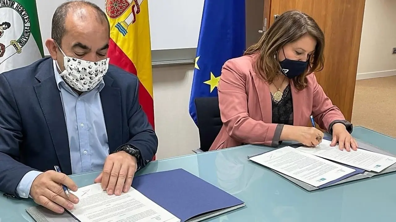 Acto de la firma del acuerdo entre Junta y WWF para la  apuesta por la preservaci&oacute;n del lince a trav&eacute;s del nuevo Life.