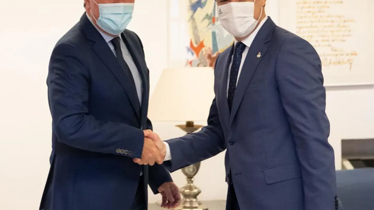 Reuni&oacute;n entre el presidente de la Junta, Juanma Moreno (d), y el candidato del PSOE-A a la presidencia de la Junta, Juan Espadas (i) a 24 de junio del 2021 en el parlamento de andaluz Sevilla, Andaluc&iacute;a, Espa&ntilde;a