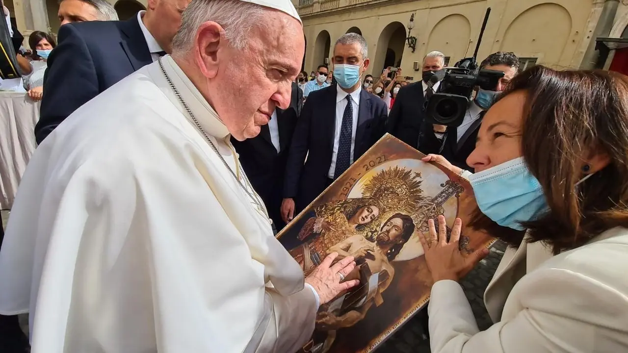 El papa Francisco junto a Paloma Saborido, directora del comit&eacute; cient&iacute;fico del congreso internacional de Hermandades y Cofrad&iacute;as que se celebrar&aacute; en septiembre en M&aacute;laga.