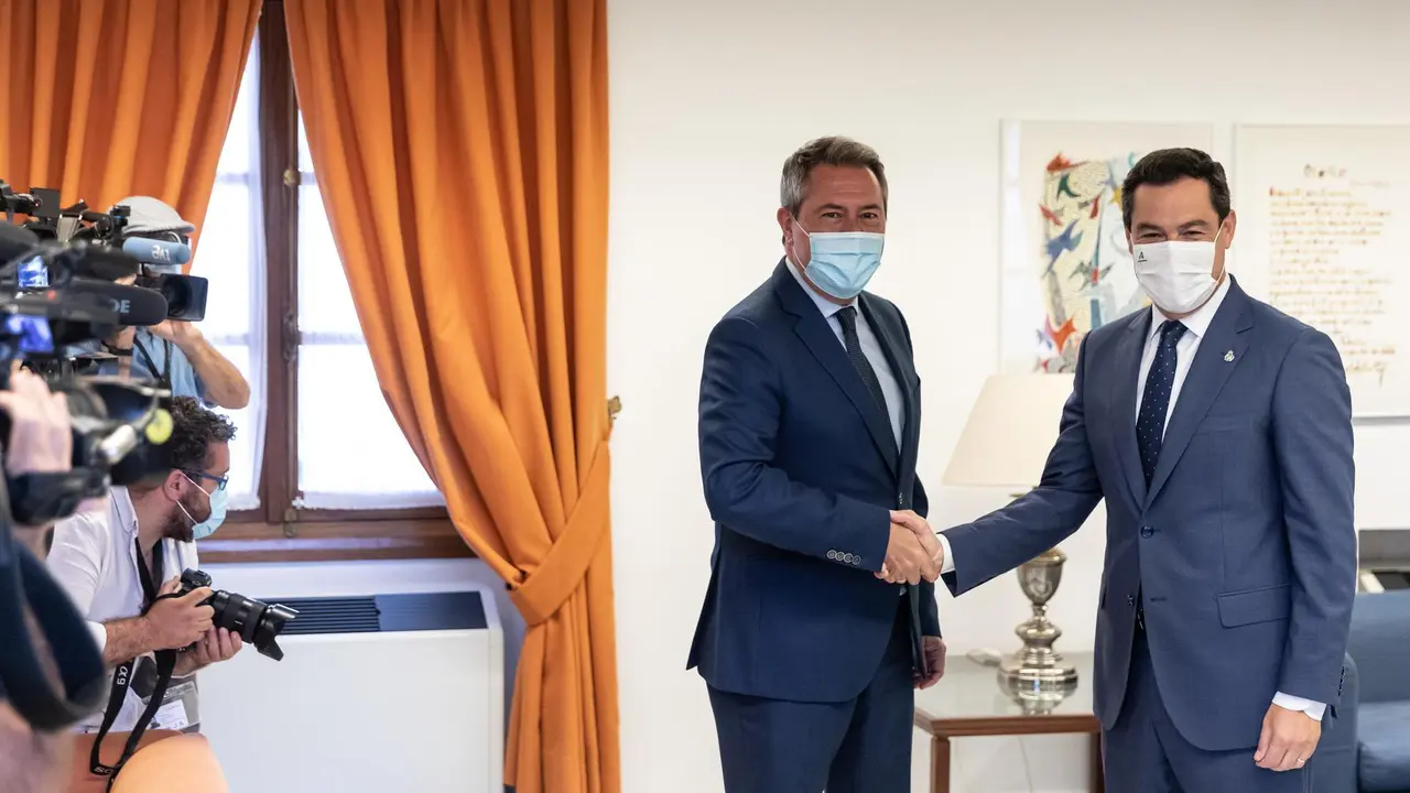 Reuni&oacute;n entre el presidente de la Junta de Andaluc&iacute;a, Juanma Moreno (d), y el candidato del PSOE-A a la presidencia de la Junta, Juan Espadas (i), a 24 de junio de 2021, en Sevilla (Andaluc&iacute;a, Espa&ntilde;a).