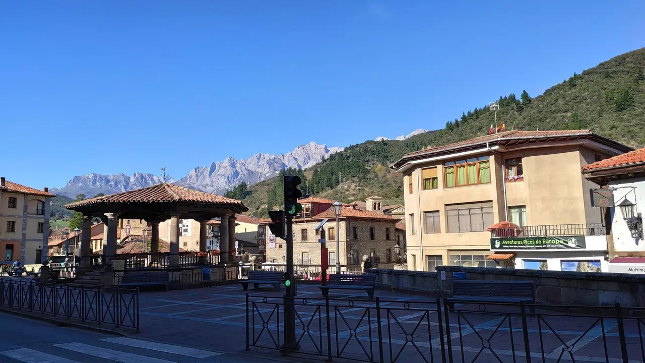 Archivo - Localidad de Potes, en la parte c&aacute;ntabra de los Picos de Europa. Turismo verde, turismo rural.