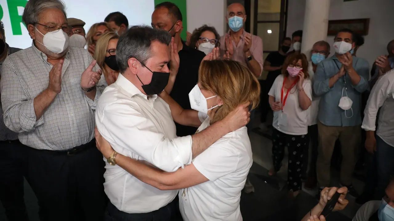 El alcalde de Sevilla, Juan Espadas y , la secretaria general del PSOE-A, Susana D&iacute;as se saludan   a 13 de junio del 2021, en Sevilla. El alcalde de Sevilla, Juan Espadas, ha ganado las primarias celebradas este domingo por su partido para elegir al candi
