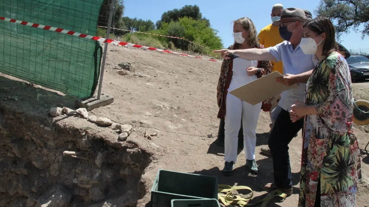 Autoridades durante su visita a los trabajos en Medina Azahara.