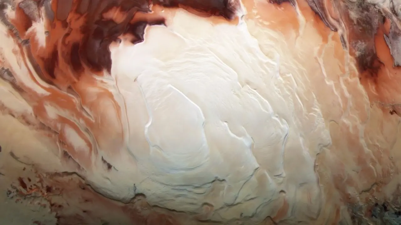 La regi&oacute;n blanca brillante de esta imagen muestra el casquete helado que cubre el polo sur de Marte.