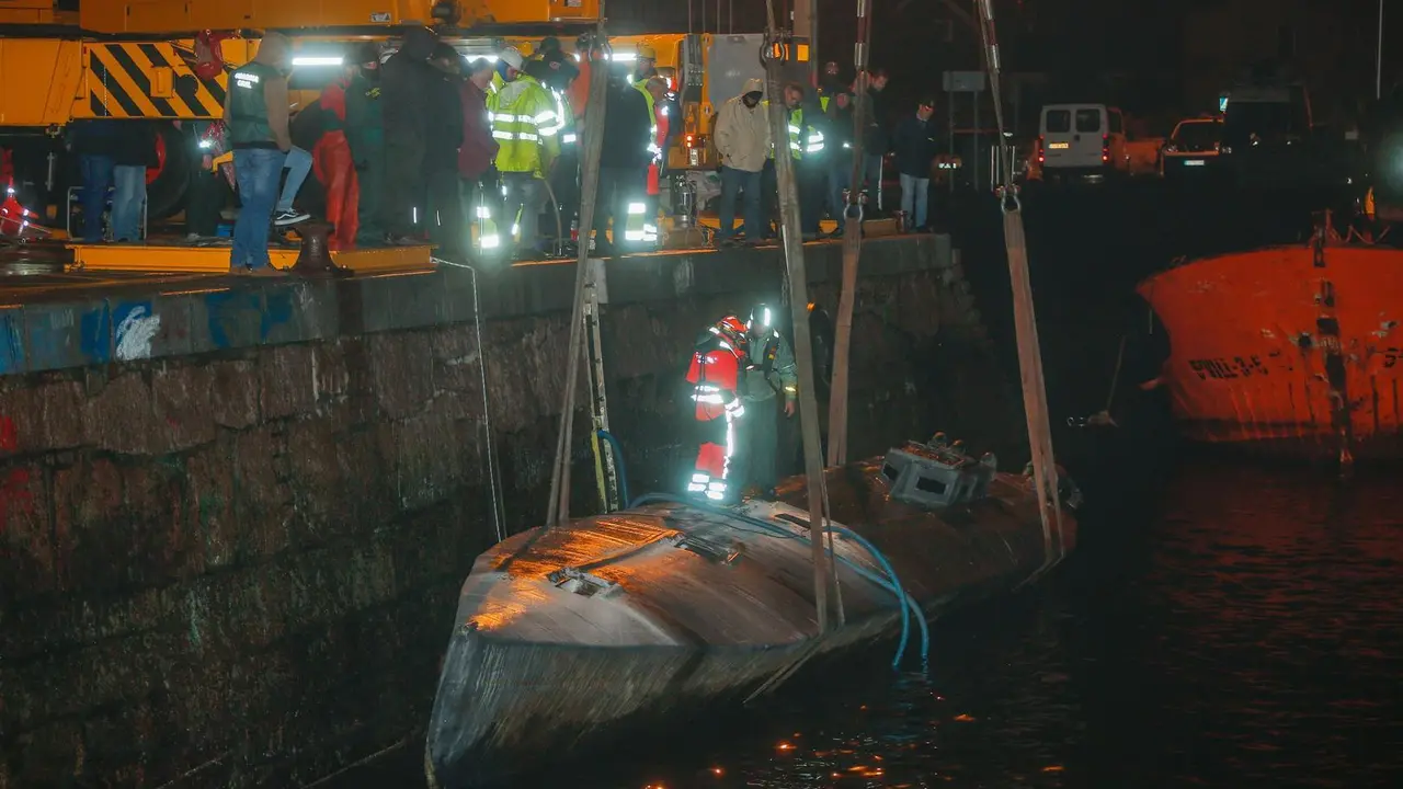 Archivo - Labores de reflotaci&oacute;n del 'narcosubmarino' en el puerto de Ald&aacute;n (Pontevedra)
