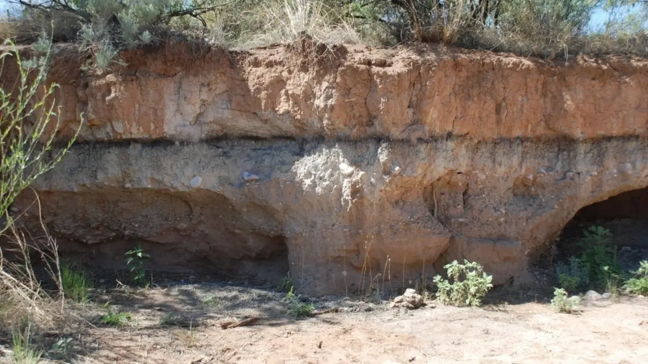 Sitio arqueol&oacute;gico en Arizona, EE. UU., Con una capa negra distintiva, que indica cambios ambientales sustanciales que comienzan alrededor del 10,800 a. C., con escombros de impacto en su base