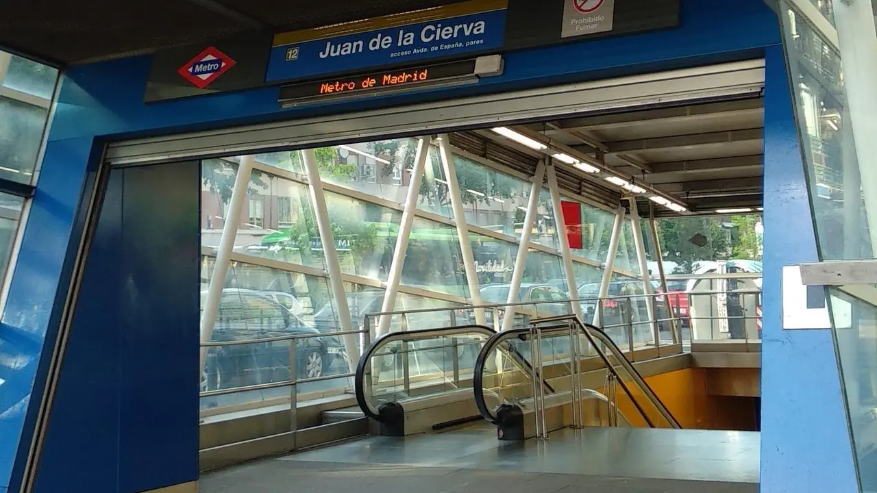 Imagen de la entrada a la parada de Metro de Juan de la Cierva.
