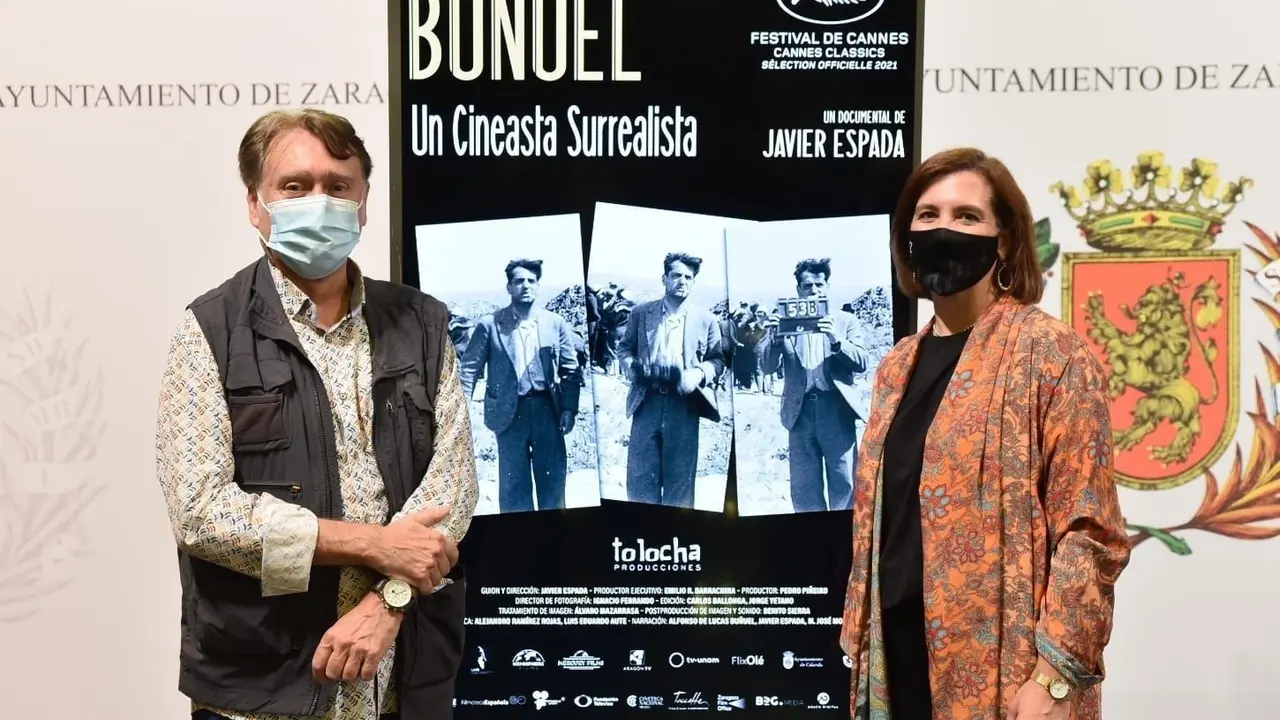 El cineasta Javier Espada y la vicealcaldesa de Zaragoza, Sara Fern&aacute;ndez.