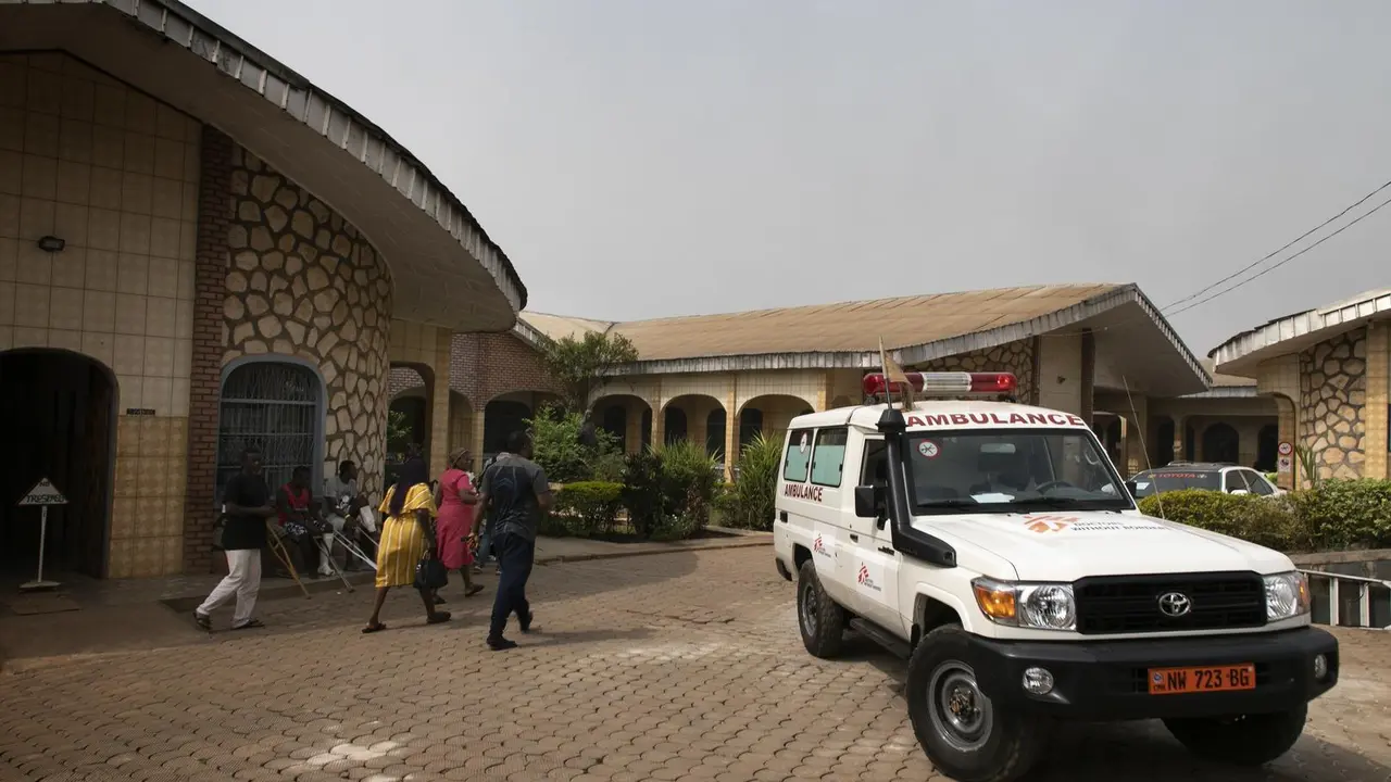 Archivo - Aparcamiento de ambulancias del hospital Saint Mary Soledad, apoyado por MSF, en el noroeste de Camer&uacute;n
