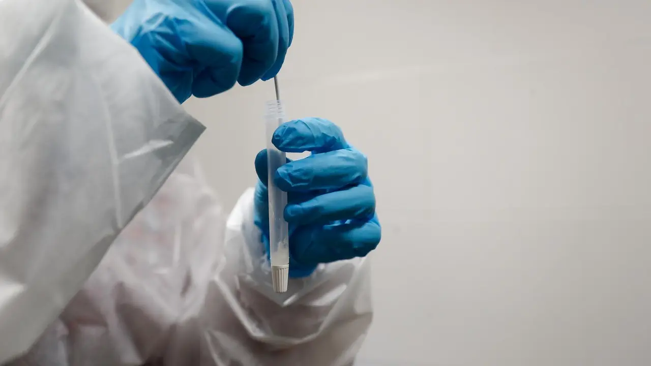 Archivo - Un trabajadora sanitaria sostiene un test de ant&iacute;genos.