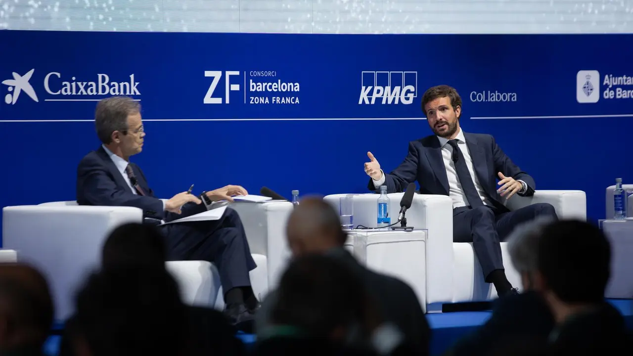 El vicepresidente del Cercle d'Economia, Jordi Gual, y el l&iacute;der del PP, Pablo Casado, conversan en la inauguraci&oacute;n de la segunda jornada de la XXXVI Reuni&oacute;n del Cercle d"Economia, a 17 de junio de 2021, en Barcelona, Catalu&ntilde;a, (Espa&ntilde;a). 