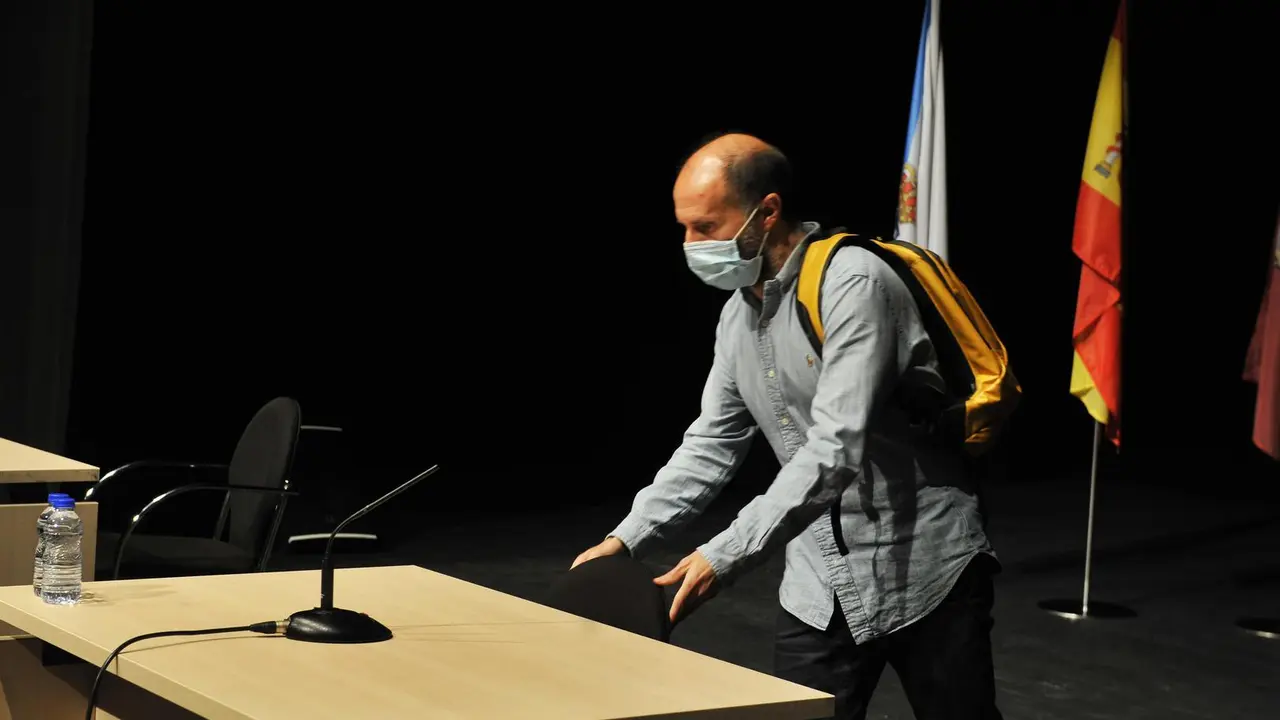 PLENO EXTRAORDINARIO CONCELLO DE OURENSE: EL ALCALDE GONZALO P&Eacute;REZ J&Aacute;COME, AL FINAL DEL PLENO EXTRAORDINARIO EN EL QUE SE DEBATI&Oacute; UNA MOCI&Oacute;N DE CONFIANZA PLANTEADA POR &Eacute;L Y QUE PERDI&Oacute; POR NO TENER VOTOS SUFICIENTES. Ourense 14/6/21 foto Rosa Veiga