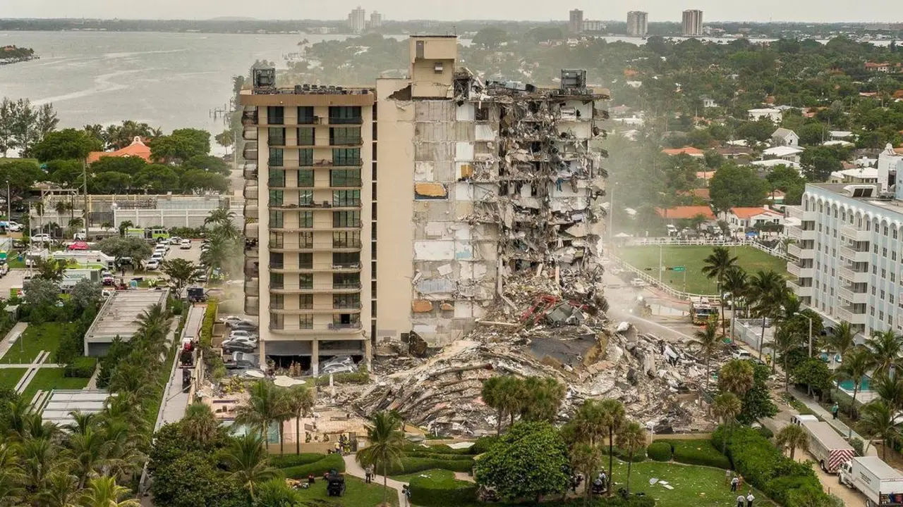 Vista del edificio Champlain Towers South Condo, ubicado en el 8777 Collins Ave. de Surfside, al norte de Miami Beach, que se derrumb&oacute; parcialmente en la madrugada del jueves 24 de junio de 2021.