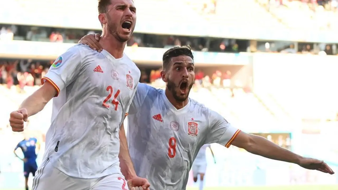 Aymeric Laporte (izq) de Espa&ntilde;a celebra con su compa&ntilde;ero Koke despu&eacute;s de marcar el segundo gol del equipo durante el partido de f&uacute;tbol de la ronda preliminar del grupo E de la Eurocopa 2020 entre Eslovaquia y Espa&ntilde;a en Sevilla, Espa&ntilde;a, 23 de junio de 2021. (Eslovaquia, Espa&ntilde;a, Sevilla) EFE/EPA/David Ramos