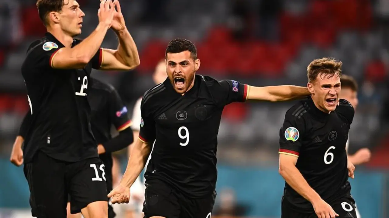 Leon Goretzka (L) de Alemania celebra con sus compa&ntilde;eros Kevin Volland (C) y Joshua Kimmich (R) despu&eacute;s de anotar el empate 2-2 durante el partido de f&uacute;tbol de la ronda preliminar del grupo F de la UEFA EURO 2020 entre Alemania y Hungr&iacute;a en M&uacute;nich, Alemania, 23 de junio de 2021. (Alemania, Hungr&iacute;a) EFE/EPA/Lukas Barth-Tuttas