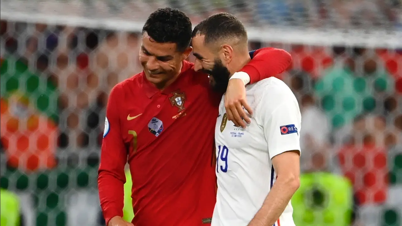 Cristiano Ronaldo (L) de Portugal abraza a Karim Benzema de Francia despu&eacute;s durante el partido de f&uacute;tbol de la ronda preliminar del grupo F de la UEFA EURO 2020 entre Portugal y Francia en Budapest, Hungr&iacute;a, 23 de junio de 2021. (Francia, Hungr&iacute;a) EFE/EPA/Franck Fife