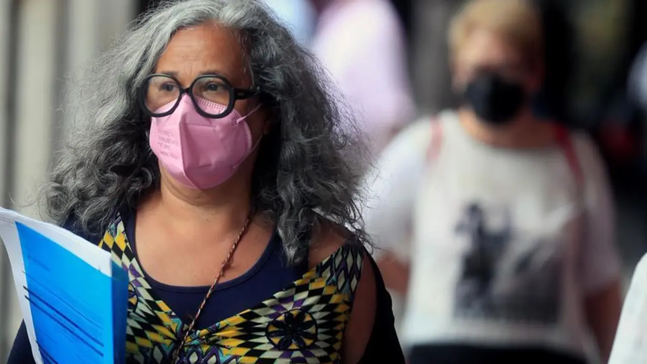 Una mujer con mascarilla, camina este viernes por una calle de Madrid. El presidente del Gobierno, Pedro S&aacute;nchez, ha anunciado este viernes que la pr&oacute;xima semana habr&aacute; un Consejo de Ministros extraordinario en el que se decidir&aacute; que la mascarilla a causa de la pandemia de coronavirus deje de ser obligatoria en espacios al aire libre a partir del s&aacute;bado 26 de junio. EFE/ Fernando Alvarado