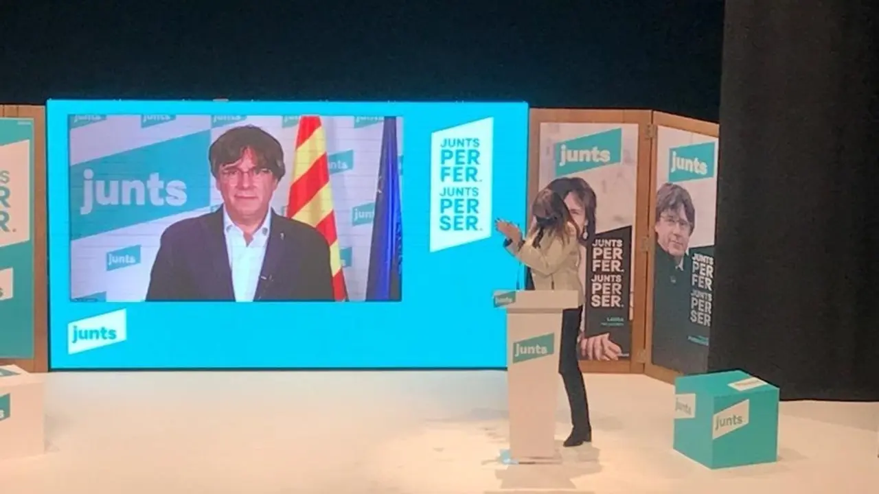 Archivo - El expresidente de la Generalitat Carles Puigdemont con la candidata de Junts a la presidencia de la Generalitat, Laura Borr&agrave;s