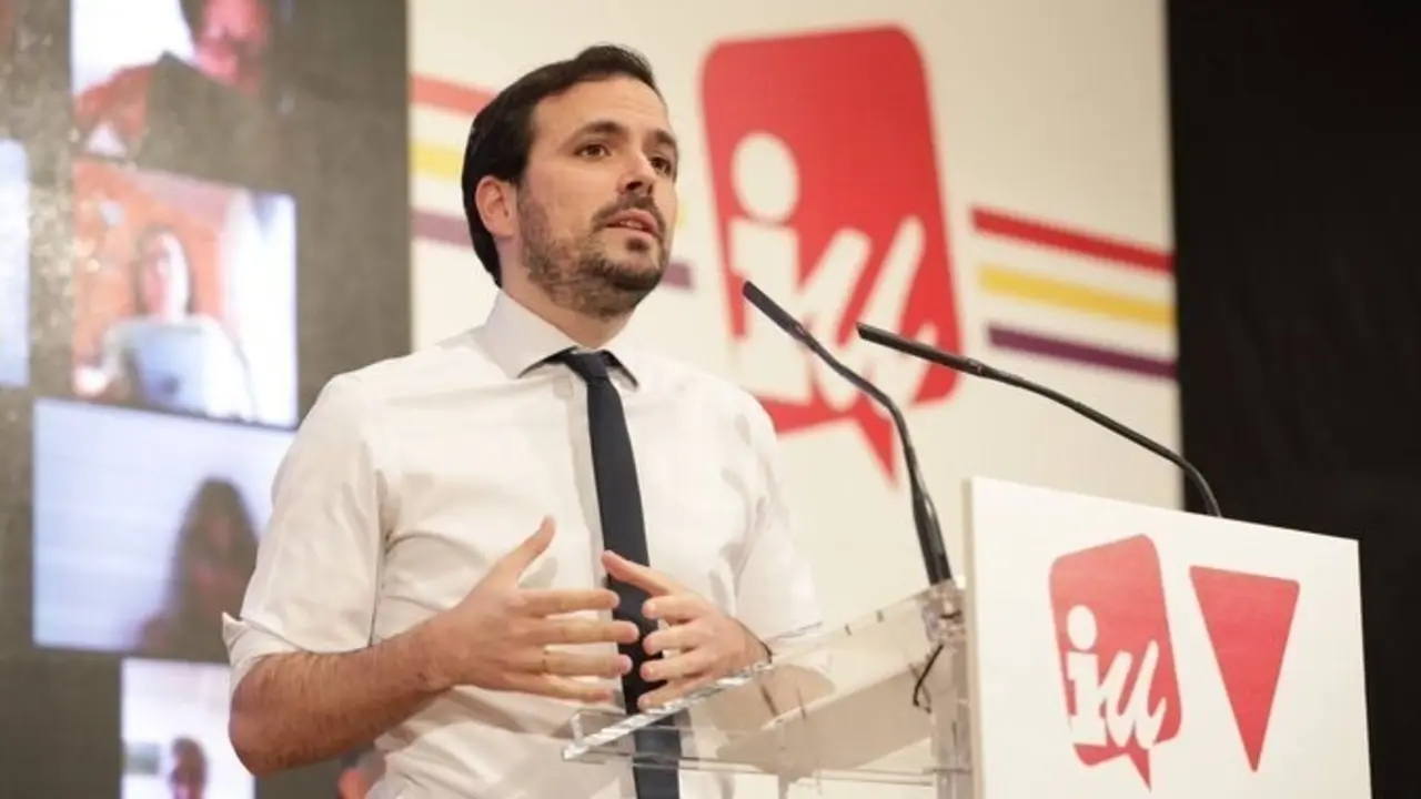 Archivo - Imagen del coordinador federal de Izquierda Unida, Alberto Garz&oacute;n, durante el cierre de la Asamblea que ha aprobado su reelecci&oacute;n al frente de la organizaci&oacute;n.