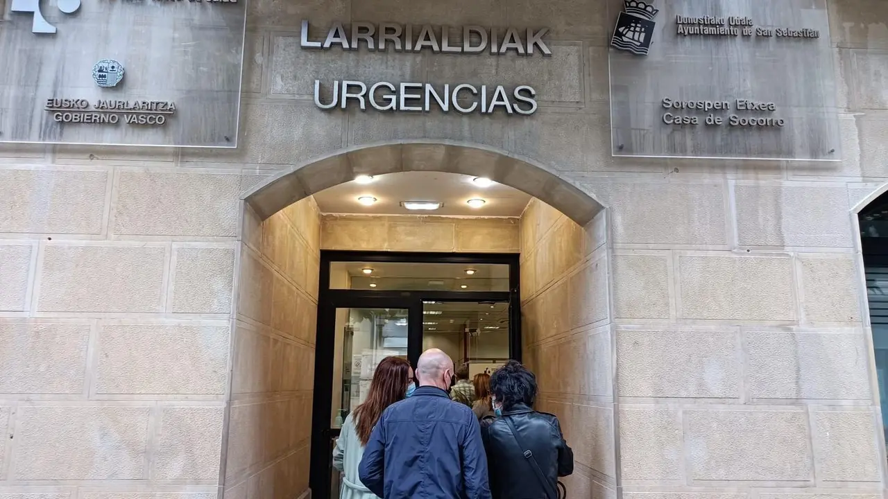 Familiares de j&oacute;venes entregan muestras en el cribado por el brote entre estudiantes de viaje de fin de curso a Mallorca