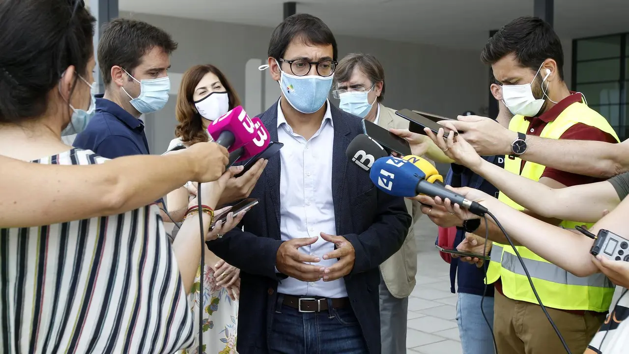 El conseller de Modelo Econ&oacute;mico, Turismo y Trabajo, Iago Negueruela, ofrece declaraciones a los medios de comunicaci&oacute;n, en una imagen de archivo.